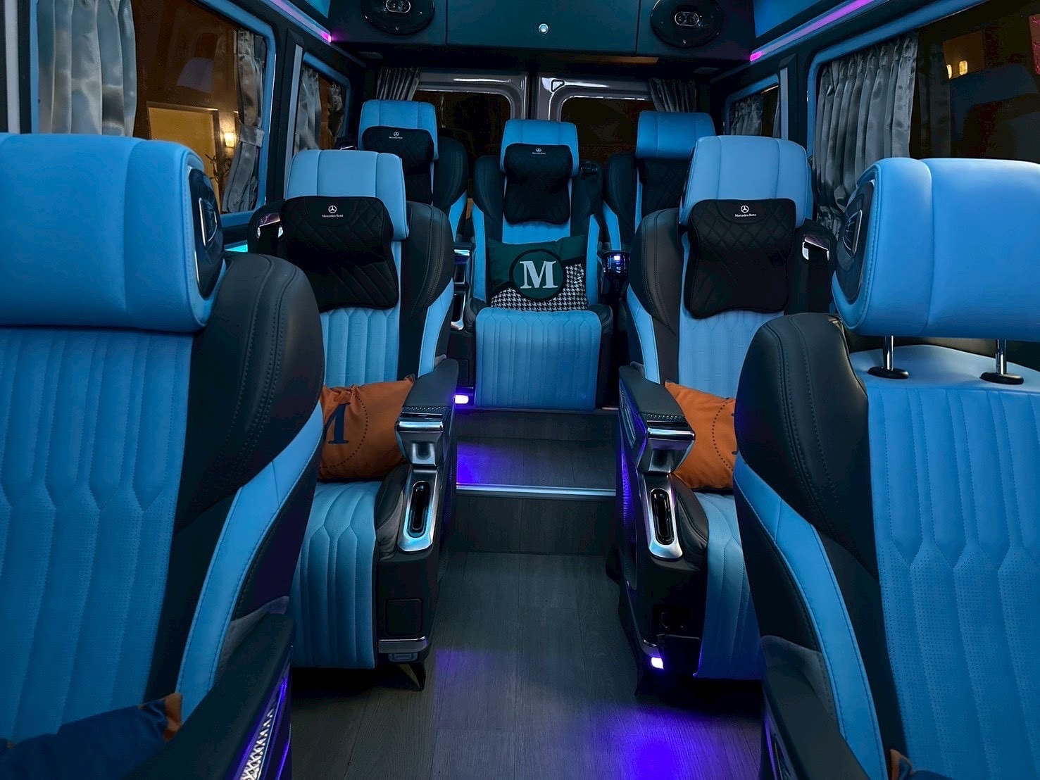 第三輛保母車車廂全景藍色座椅